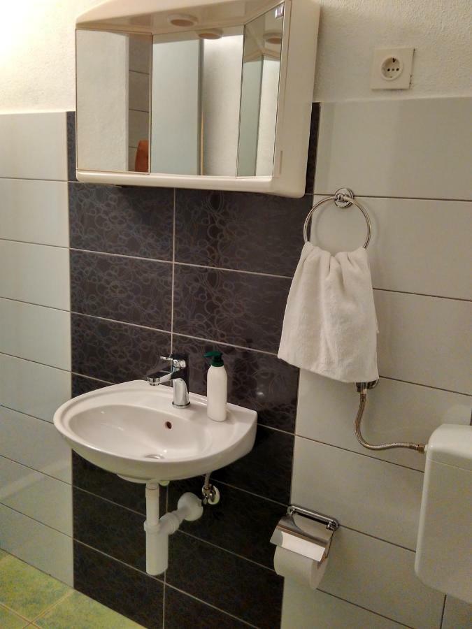 Apartments Sonija Gdinj Екстер'єр фото